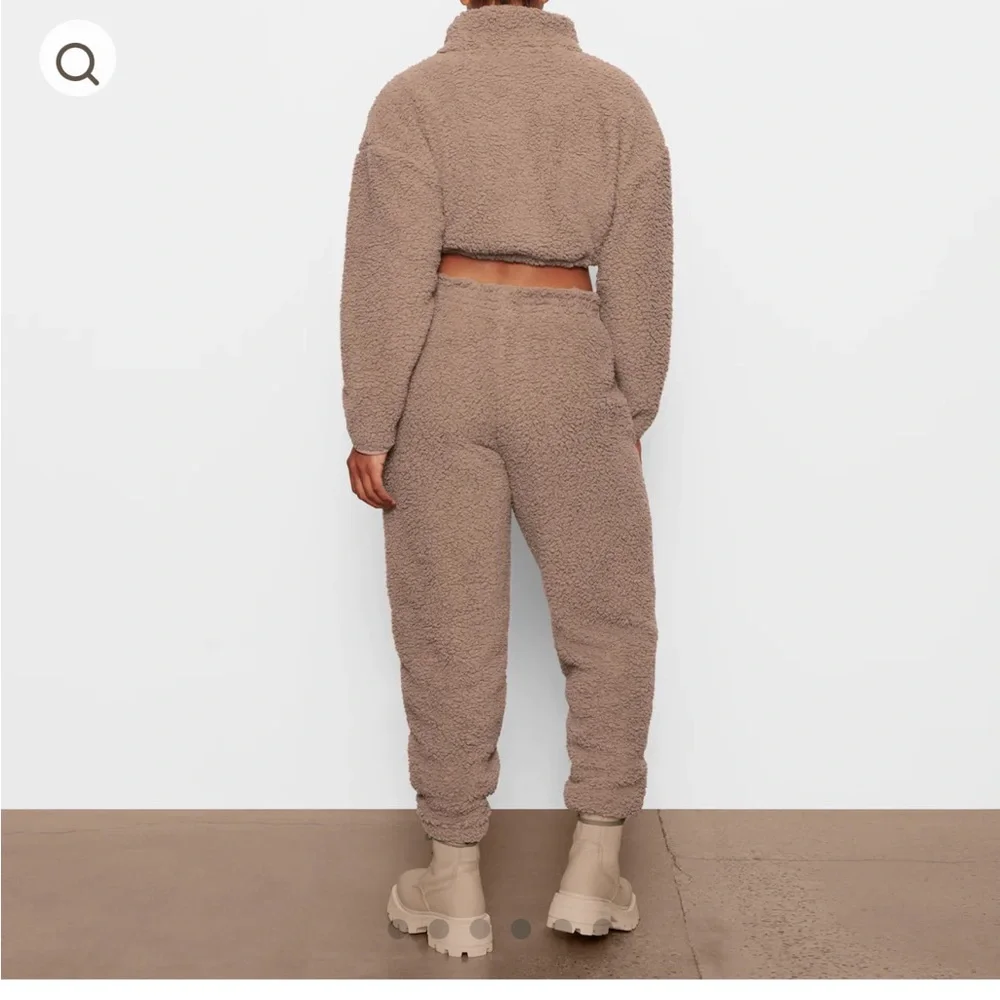 SKIMS teddy jogger in color desert - medium NWT - Picture 4 of 5